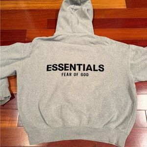 Essential sweatshirt